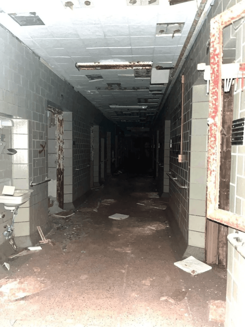i-caught-a-couple-ghosts-at-molly-stark-hospital-v0-8vg9m1n1oxg91.png